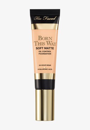 Too Faced Born This Way Soft Matte Foundation in een perzikkleurige tube, met zwarte en gouden accenten; ontworpen voor oliecontrole met hyaluronzuur.