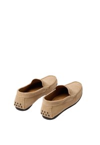 Bež semiš loafers z zaobljenim nosom, enostavnim dizajnom za natikanje in dekorativnimi kovinskimi žeblji na peti. Mehka tekstura in sproščen stil.