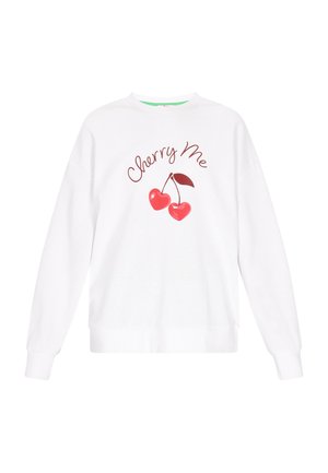 Biały sweter z grafiką przedstawiającą dwie czerwone wiśnie oraz napisem "Cherry Me" w zabawnym kroju pisma. Długie rękawy i luźny krój.
