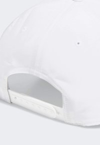 Witte honkbalpet met een gladde stoffen textuur, voorzien van een verstelbare plastic band aan de achterkant en ventilatieoogjes.