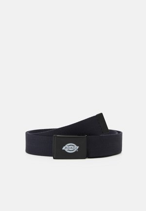 Cintura in tela blu navy con fibbia metallica nera, dotata di un'etichetta del logo circolare. La cintura presenta una texture che ricorda un tessuto intrecciato.