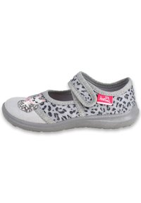 Graue Stoffschuhe mit einem Leopardenmuster, strukturierten Oberflächen und einer rosa Katzenapplikation. Mit einem Klettverschluss und Gummisohle.