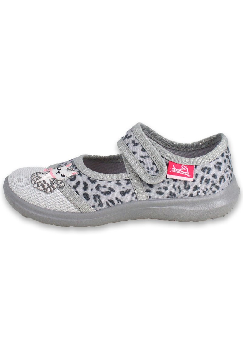 Graue Stoffschuhe mit einem Leopardenmuster, strukturierten Oberflächen und einer rosa Katzenapplikation. Mit einem Klettverschluss und Gummisohle.
