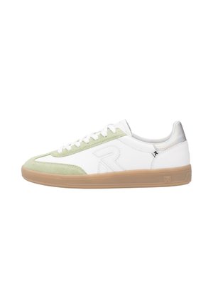 Baskets en cuir blanc avec des accents en daim vert clair, bout arrondi, lacets plats et semelle en caoutchouc gomme. Présente un logo brodé sur le côté.