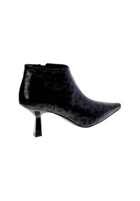 Stivaletto alla caviglia in pelle nera con punta appuntita, motivo leggero leopardato, zip laterale e tacco sottile di altezza media su sfondo bianco.