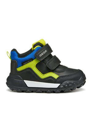 Baskets noires avec des accents bleus et verts fluo, dotées d'une sangle Velcro et d'une semelle en caoutchouc texturé pour une meilleure adhérence. Conçues avec un look sportif.