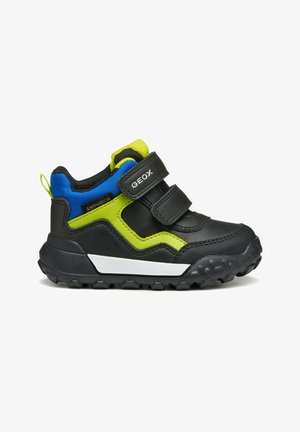 Sneakers neri con accenti blu e verde neon, dotati di una fascia in velcro e suola in gomma testurizzata per una maggiore trazione. Progettati con un look sportivo.