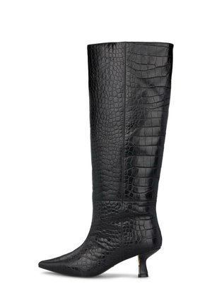 Bota negra hasta la rodilla con puntera puntiaguda, tacón bajo curvado y superficie de cuero texturizado con patrón de cocodrilo.