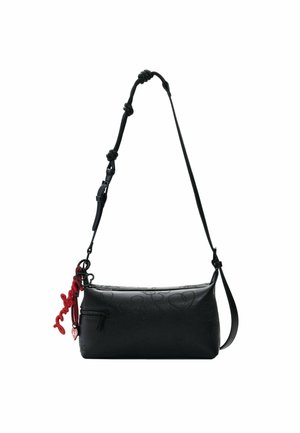 Sac d'épaule en cuir noir avec sangle réglable, motif discret embossé, poche zippée à l'avant et porte-clés rouge avec texte décoratif et charme en forme de cœur.