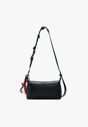 Sac d'épaule en cuir noir avec sangle réglable, motif discret embossé, poche zippée à l'avant et porte-clés rouge avec texte décoratif et charme en forme de cœur.