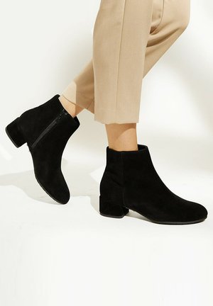 WIDE FIT PIPPIE - Ankle boots - black