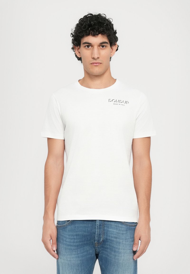 Valge puuvillane T-särk lühikeste varrukatega, ümmargune kaelus ja "DONdup" logo vasakul rinnal. Kanda helesiniste denim teksadega.