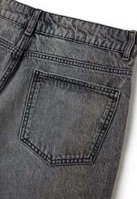Vaqueros de mezclilla gris oscuro con un bolsillo trasero estándar y una cinturilla texturizada. La tela muestra un ligero desgaste y detalles de costura.