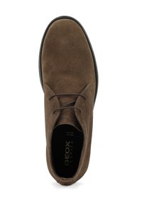 Chaussure lacée en daim marron pour homme avec semelle noire, étiquette intérieure visible "GEOX RESPIRA", vue de dessus.