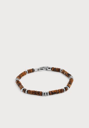 Bracelet avec des petites perles hexagonales alternées en bois marron et en argent, maintenu par un fermoir mousqueton argenté.