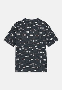 Camisa de manga corta, con patrón en un color oscuro y diseños geométricos abstractos en blanco y rosa claro. Fabricada con una tela texturizada.