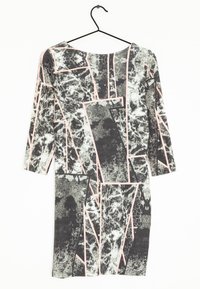 Schwarz-weißer Kleid mit abstraktem Marmor-Muster, akzentuiert durch pinke geometrische Linien. Hergestellt aus glattem Stoff, mit langen Ärmeln und rundem Ausschnitt.