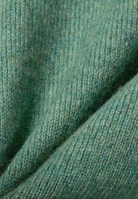 Gebreide stof in een zachte teal kleur met een gladde textuur en een geribbeld patroon, waarin fijne vezels en subtiele variaties in tinten te zien zijn.