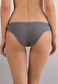 Grijze katoenen bikini-slips met een naadloos ontwerp, met een zachte elastische tailleband en een gladde textuur. Lichtgewicht en aansluitend.