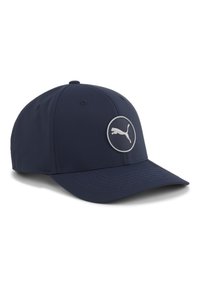 Gorra de béisbol azul marino con visera curva y parche redondo del logo de Puma en el panel frontal, con detalles de costura visibles en la visera.