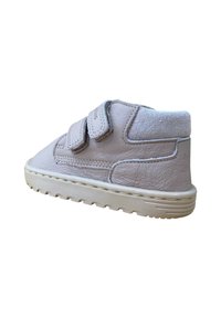 Zapato alto de cuero gris claro con dos correas de Velcro, un suave cuello de ante en el tobillo y una suela de goma blanca con un dibujo texturizado.