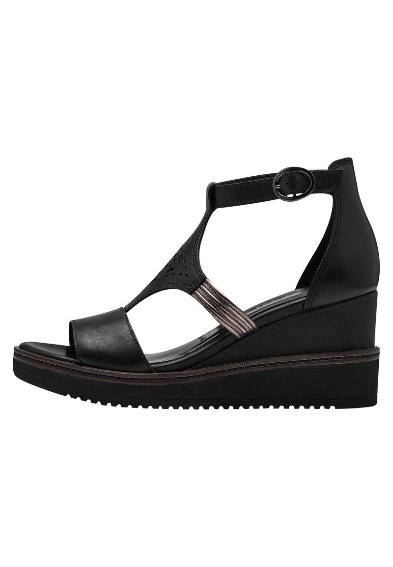 Sandalo wedge nero con tomaia in pelle liscia, punta aperta, cinturino alla caviglia con fibbia e accenti metallici decorativi. Suola testurizzata.