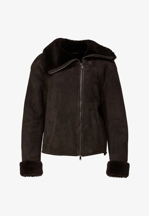 Fekete, velúr kabát cipzáras elülső résszel, nagy, szőrmebéléssel ellátott gallérral és hozzáillő szőrme mandzsettákkal. Oldalzsebekkel és dobozszerű szabással rendelkezik.