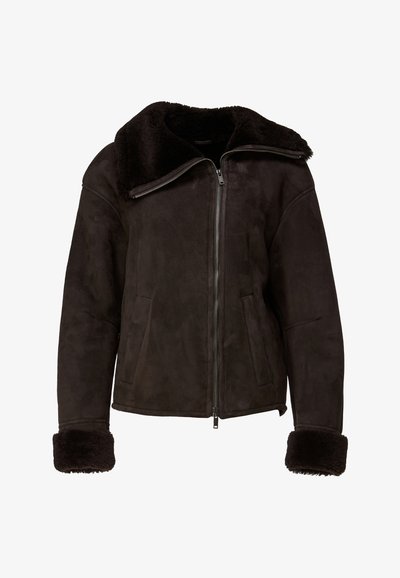 Czarna, zamszowa kurtka na suwak z dużym kołnierzem wykończonym futrem oraz mankietami z futra. Posiada boczne kieszenie i prosty, pudełkowy krój.