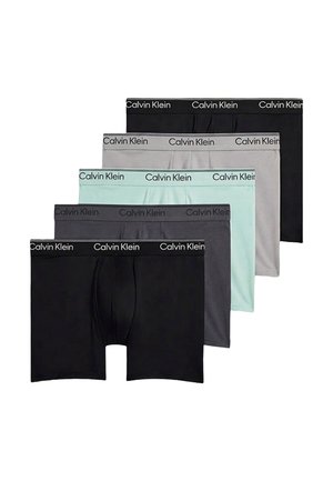 Vijf paar Calvin Klein boxershorts in zwart, grijs, lichtblauw, donkergrijs en zwart, gestapeld overlappend met gebrande taillebanden.