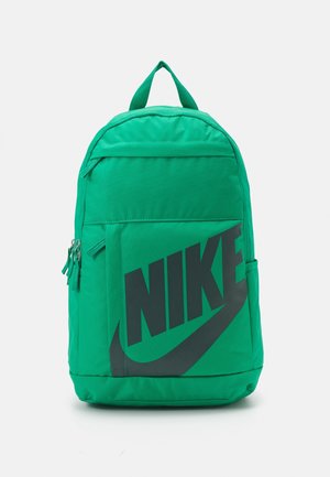Groene Nike-rugzak met zwart logo, voorvak met ritssluiting, zijvak en bovenste draaghandvat op een witte achtergrond.