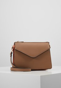 Borsa a spalla in pelle marrone con un flap a busta, tracolla abbinata e dettagli arancioni a contrasto sui lati. Tessuto liscio e hardware dorato.