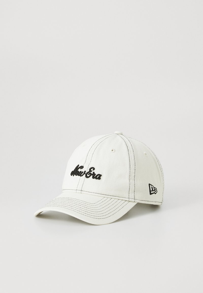 Boné de algodão branco com uma aba curvada, apresentando o texto e o logótipo "New Era" bordados a preto. Os detalhes da costura adicionam textura.