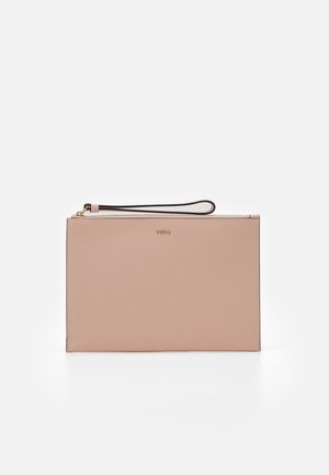 Pochette-bracelet rectangulaire rose clair avec surface texturée et petit logo doré au centre, comportant une fine sangle attachée à un coin de la fermeture éclair.