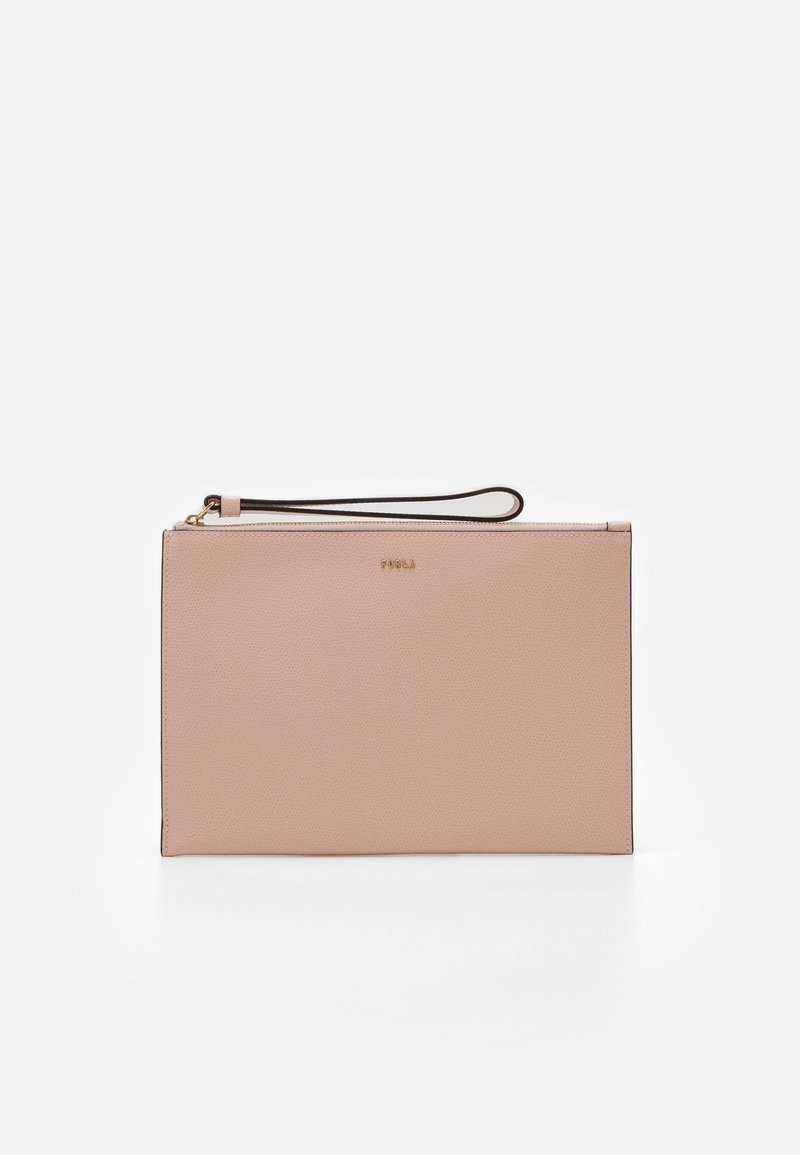 Pochette-bracelet rectangulaire rose clair avec surface texturée et petit logo doré au centre, comportant une fine sangle attachée à un coin de la fermeture éclair.
