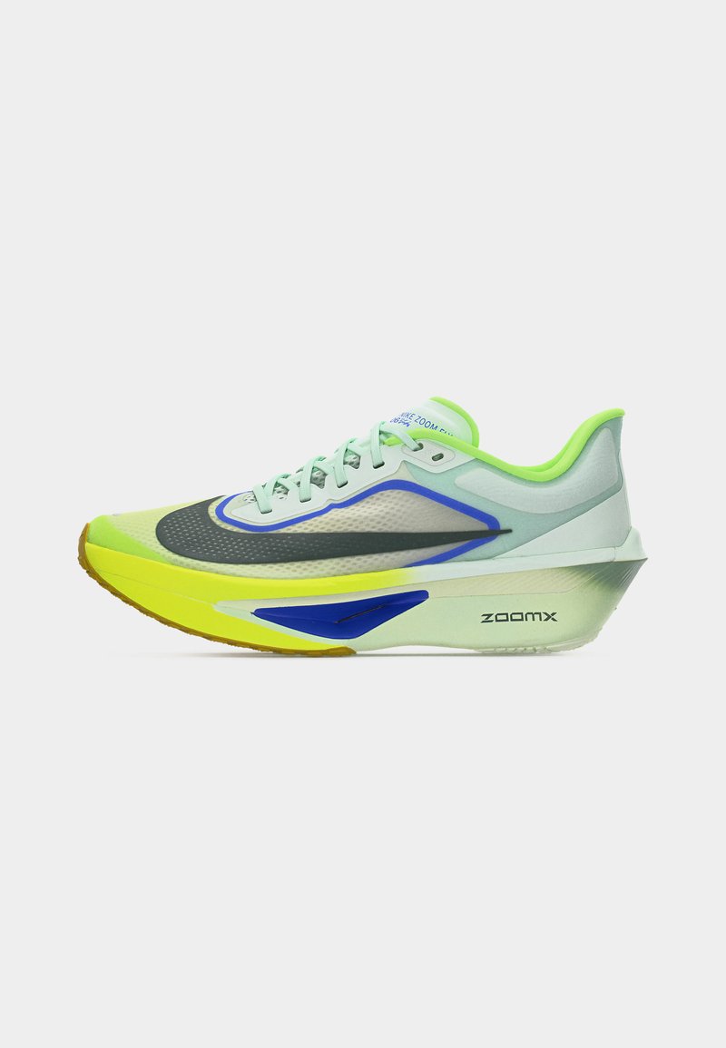 Chaussure de sport vert clair et jaune avec des détails bleus et noirs, semelle épaisse et rembourrée portant la mention "ZOOMX", et fermeture lacée.