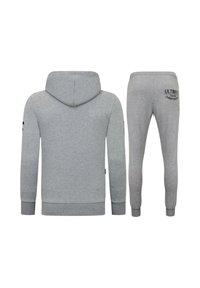 Grijze hoodie en joggingbroek set. De hoodie heeft een kangoeroezak en geribbelde manchetten; de joggingbroek heeft een logodetail aan de achterkant. Soepele textuur.