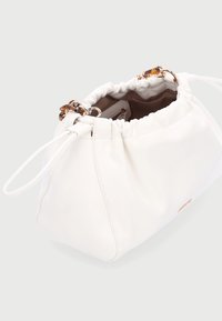 Sac à main en cuir blanc avec un design froncé, fermeture à cordon, ferrures dorées et une texture lisse. L'intérieur est beige.