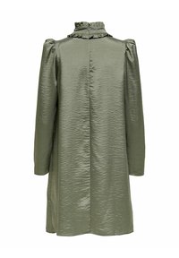 Robe tunique verte à texture, avec des manches longues, un col haut à volants et une coupe droite. Fermeture éclair au dos et finition subtilement brillante.
