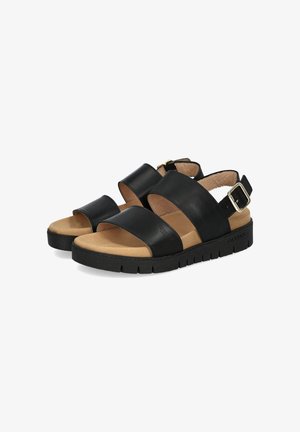 Zwarte leren sandalen met twee brede banden, een verstelbare gesp, een gevoerde tan voetbed en een gestructureerde zwarte rubberen zool met groeven.