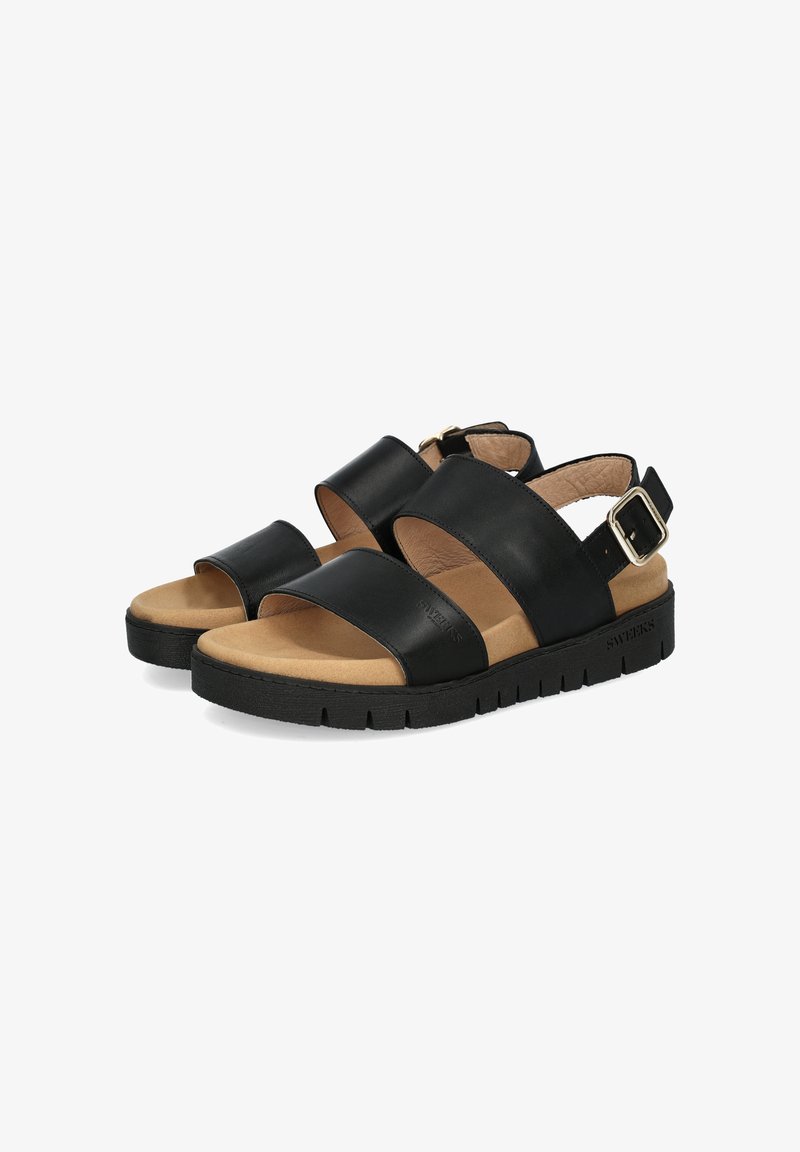 Zwarte leren sandalen met twee brede banden, een verstelbare gesp, een gevoerde tan voetbed en een gestructureerde zwarte rubberen zool met groeven.
