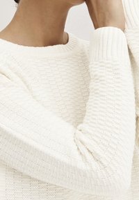 b.young Stickad tröja - off-white