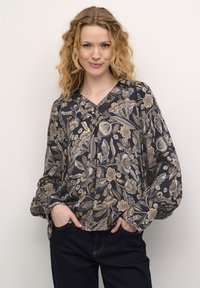Bluza z dolgimi rokavi v temno modri barvi s cvetličnim vzorcem v zlati in zamolkelih barvah, z V-izrezom in sproščenim krojem, izdelana iz lahkotnega materiala.