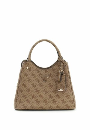 Borsa Guess marrone con motivo a fantasia, doppio manico, placca con logo triangolare e ciondoli a forma di targhetta, su sfondo bianco.