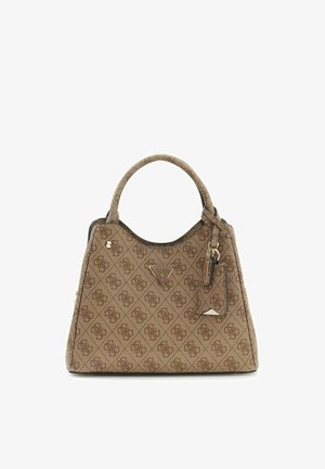Sac à main Guess marron à motifs avec doubles anses, plaque logo triangulaire et breloques étiquettes attachées sur fond blanc.
