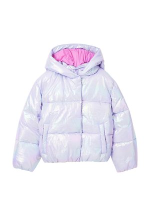 Fioletowa, odblaskowa kurtka puchowa z kapturem, przednimi kieszeniami i jaskrawo różową podszewką wewnątrz kaptura, prezentowana na białym tle.