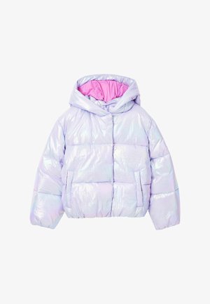 Chaqueta acolchada reflectante de color púrpura claro con capucha, bolsillos delanteros y un forro interior de color rosa brillante en la capucha, mostrada sobre un fondo blanco.