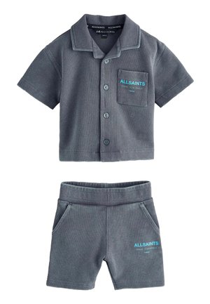 Sivá krátka košeľa so štruktúrou vaflí s gombíkmi a súprava zodpovedajúcich šortiek s modrými logami "ALLSAINTS" na náprsnom vrecku a ľavej nohavici šortiek.