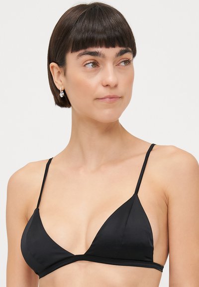 Melna trijstūra formas bikini augšdaļa ar plānām regulējamām siksniņām, gludu audumu un minimālistisku dizainu. Nav papildus aksesuāru vai rakstu.