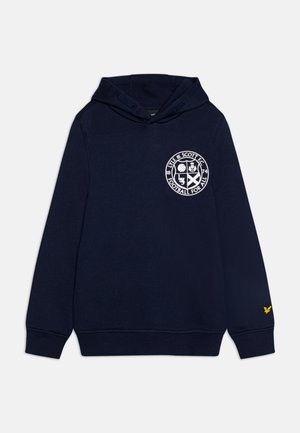 Mørkeblå hettegenser med en hvit sirkulær logo på brystet og et lite gult akcent på mansjetten.