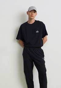 Nike Sportswear AIR RUN PANT - Donji dijelovi trenirke - black/reflective silver